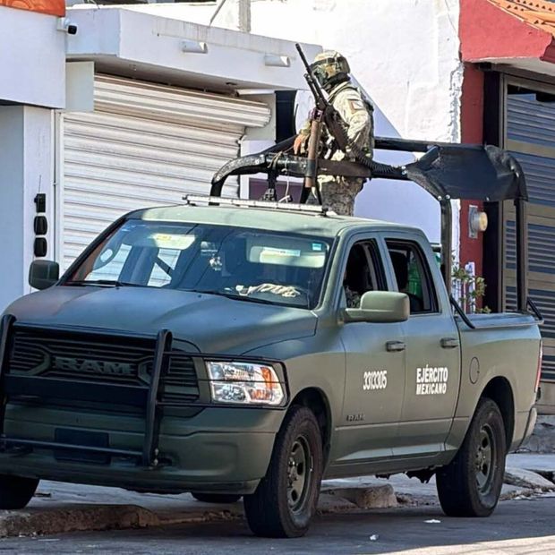 Catean una vivienda en Los Pinos, Culiacán; aseguran armas y explosivos.